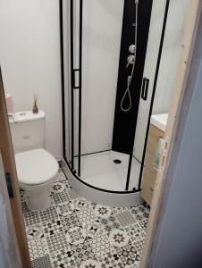 Studio chaleureux sans-visà-vis