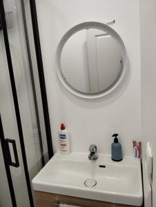 Studio chaleureux sans-visà-vis