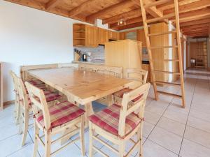 Apartment Les Cîmes 8 by Interhome