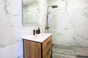 Trendy apartment with a heated pool and near Aqualand, 1A