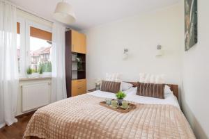 Cracow Verdant Apartment with Parking by Noclegi Renters