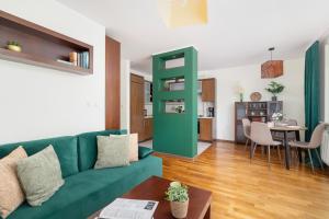 Cracow Verdant Apartment with Parking by Noclegi Renters