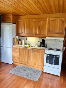 Gemuetliches Blockhaus im Wald