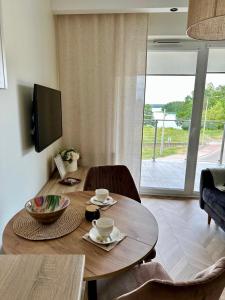 Urokliwy Apartament z dużym tarasem i widokiem na Jezioro Białe