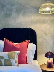 Spacious and Cosy 2 Bedroom Home in Bradford Sleeps 4 by PureStay - 14 nights min!