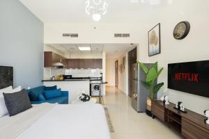 Modern Studio Sports City Pool & City Views