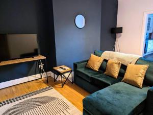 Comforting 2 Br Flat For Workers, Friends & Family