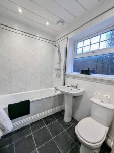 Comforting 2 Br Flat For Workers, Friends & Family