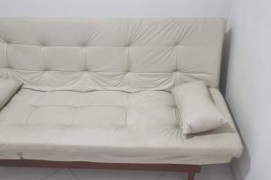 Quarto e sala a uma quadra da praia Copacabana posto 02