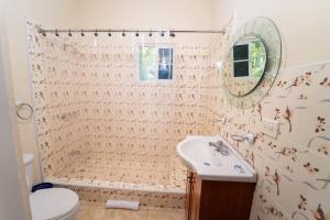 Spacious room in villa near beach