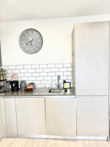 Convenient Contractor & Family Stay - 5 Guests, Pets Welcome, Parking Included!