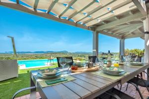 Camera in Villa con piscina e vista mare
