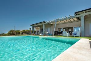 Camera in Villa con piscina e vista mare
