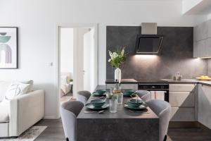 Baby friendly apt with terrace and AC in Karlín by Prague Days