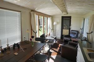 Hoeve Zorglust, salonwagen voor 2 personen met extra slaapkamerhuisje voor 2 - 3 kinderen