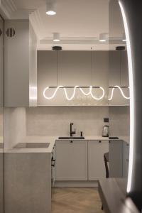 Grzybowska Deluxe Apartment #56 by BookingHost