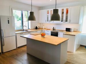 FUENTEMEDINA Moderna casa de campo en un olivar