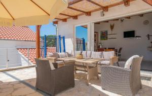 Cozy Apartment In Pucisca With Wifi