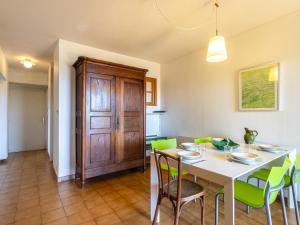 Apartment Les Palmiers by Interhome