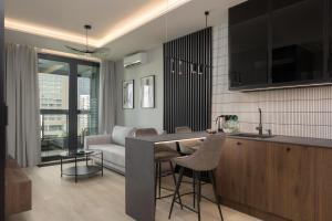 Grzybowska Deluxe Apartment #62 by BookingHost