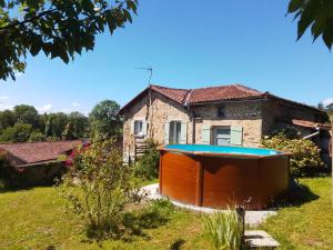 Maisons de vacances Cottage by the Chateau with pool in National Parc : photos des chambres