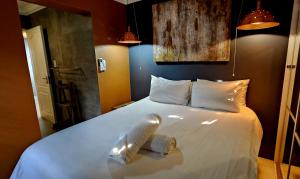 4 Dolphin Views La Mercy Luxury Beachfront Apartment with Private Swimming Pool