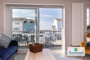 BEACHSIDE by BOURNECOAST - A Waterside Townhouse with Harbour Views and a Balcony - HB9602