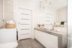 Manufaktura Residence - Apartament z Parkingiem i Dwoma Łazienkami