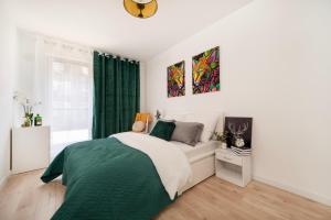 Elegant Apartment Manufaktura 2BR & 2 Baths & Parking