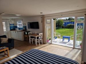 Nautical themed Guest House with private patio on the outskirts of Lymington