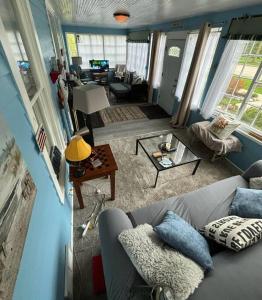 515Escape - Near downtown, private backyard, firepit, bbq, fun!