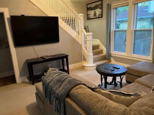 515Escape - Near downtown, private backyard, firepit, bbq, fun!