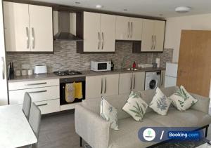 Modern 2 Bed 2 Bath Apartment Free Parking