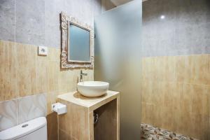 Modern Room w Desk, Office Chair & Kitchenette 3