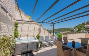 3 Bedroom Beach Front Home In Pucisca