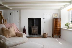 4-Bed Cottage - Pets with Garden & Wood Burner