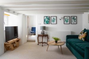 4-Bed Cottage - Pets with Garden & Wood Burner