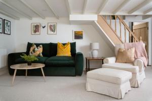 4-Bed Cottage - Pets with Garden & Wood Burner