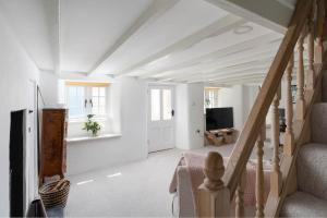 4-Bed Cottage - Pets with Garden & Wood Burner