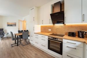 Moderne Ferienwohnung mit SUPs, Balkon und Parkplatz
