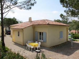 Maisons de vacances Holiday Home Au Romarin by Interhome : photos des chambres