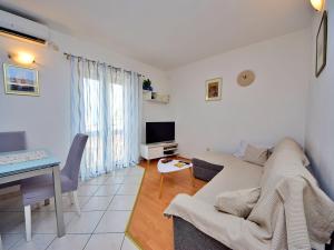 Apartment Ana-2 by Interhome