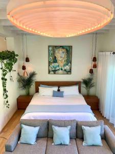 Modern Loft Downtown and surrounded by nature