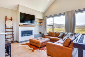 Hot Tub and Mtn Views Townhome in Granby! - 3hvězdičkové hotely ve městě Granby