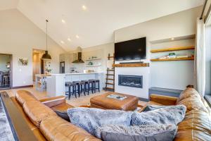 Hot Tub & Mtn Views: Townhome in Granby!