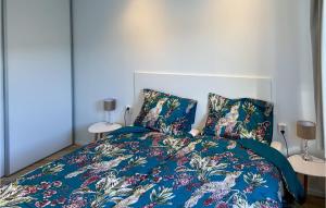 Awesome Home In Scherpenisse With Wifi