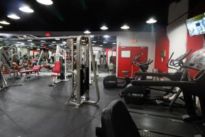 Castle 835 Oceanview studio on beach with pool, gym, bars, and FREE Parking