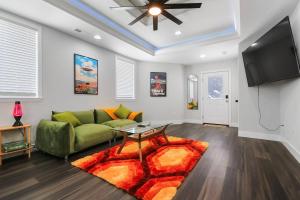 Groovy Getaway king suites, sleeps 8, dogs ok