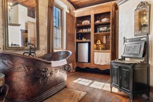 Romantic 1BR Suite on Main Street - Prime location