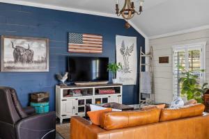 Historic 1 BR Cottage - Mountain Views - Firepit
